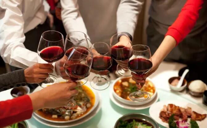 政府倡导在家就餐，葡萄酒商：“用品质应对家庭自饮新趋势”！