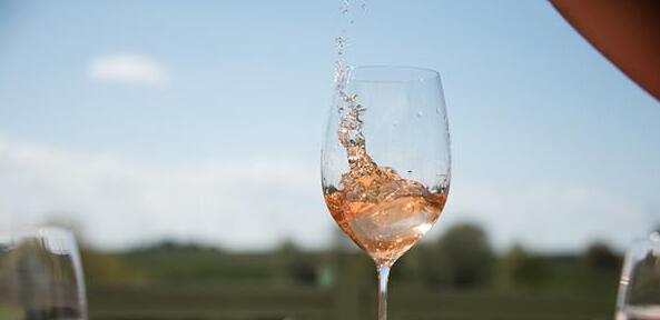 葡萄酒销量出现下滑，仅有桃红葡萄酒成为热销产品