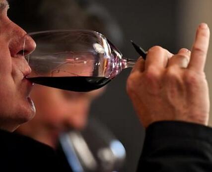 美国政府对法国葡萄酒加征关税，实际是在惩罚美国人