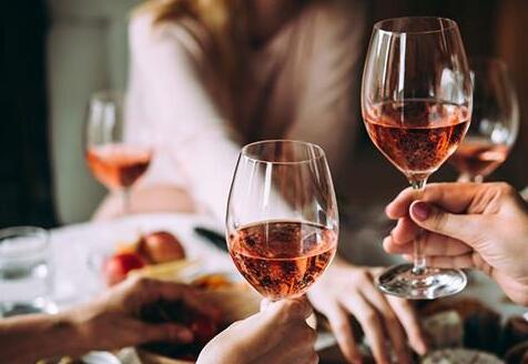 桃红葡萄酒为何深受年轻人青睐？