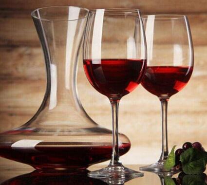 红葡萄酒杯和白葡萄酒杯的不同之处！