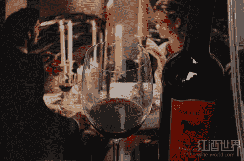 情侣浪漫对饮：红酒“体”验最妙……