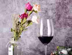 除了香气，葡萄酒带来的哪些感官也影响着其品质？