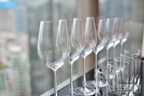 都是酒杯，水晶的和玻璃的有什么区别？