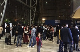 干露羊驼助兴民族音乐 共庆相聚时光