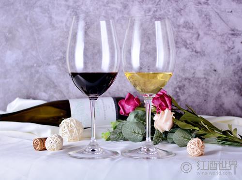 白葡萄酒杯与红葡萄酒杯的关键差别，并不在尺寸