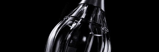 为庆祝《007：幽灵党》的到来，堡林爵推出顶级年份香槟