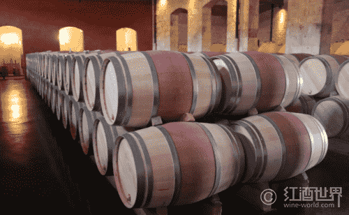 请教酿酒师，为什么葡萄酒陈年过程需要添桶