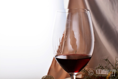 如何解读葡萄酒的挂杯现象？