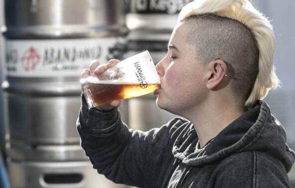 下哈特Abandoned Brewery的首席酿酒师Charlotte Feehan端着一杯Abandoned的新西兰淡啤酒