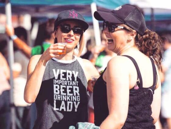 劳德代尔堡的女性啤酒节庆祝女性酿造