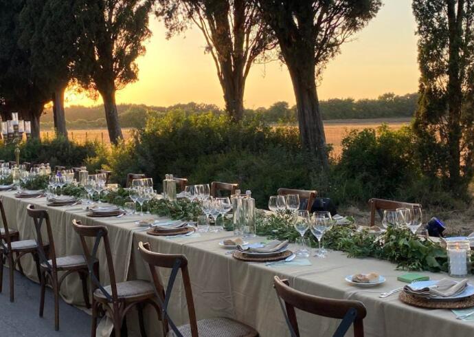 1000位客人的户外晚餐庆祝博尔盖里葡萄酒
