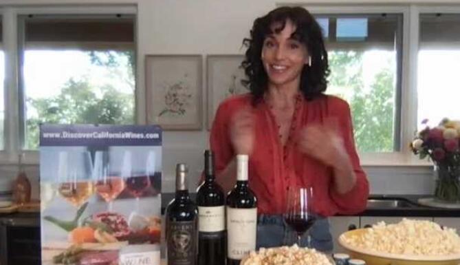如何亲自或在家庆祝加州葡萄酒月