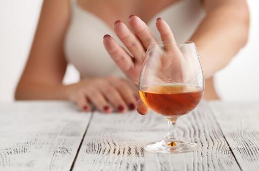晚上喝一杯葡萄酒或啤酒会增加患口腔癌的风险