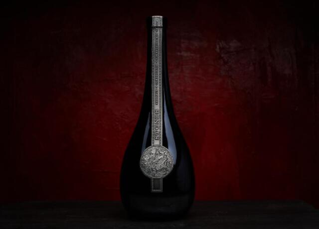 劳伦斯费尔柴尔德的“石头”系列将世界级葡萄酒与独特的艺术结合在一起