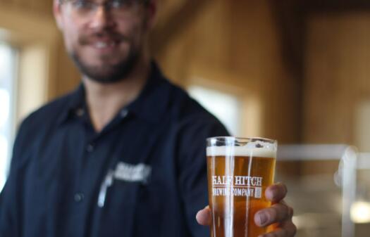 受重创的Cochrane啤酒厂欢迎有机会参加当地的“Brewz 'n' Booze”之旅