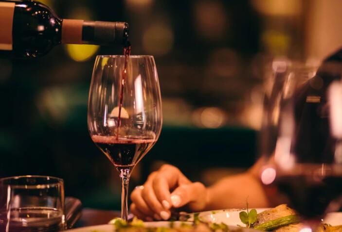 当一种葡萄酒被描述为对食物友好时 这意味着什么