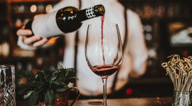 一项新的研究揭示了在酒吧喝红酒是如何影响意识的