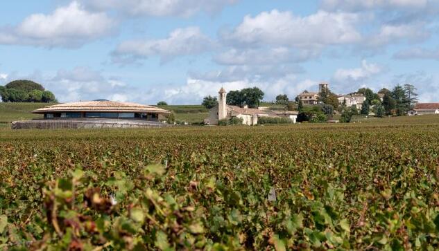 福斯特建筑事务所位于法国葡萄园内的Le Dôme酿酒厂