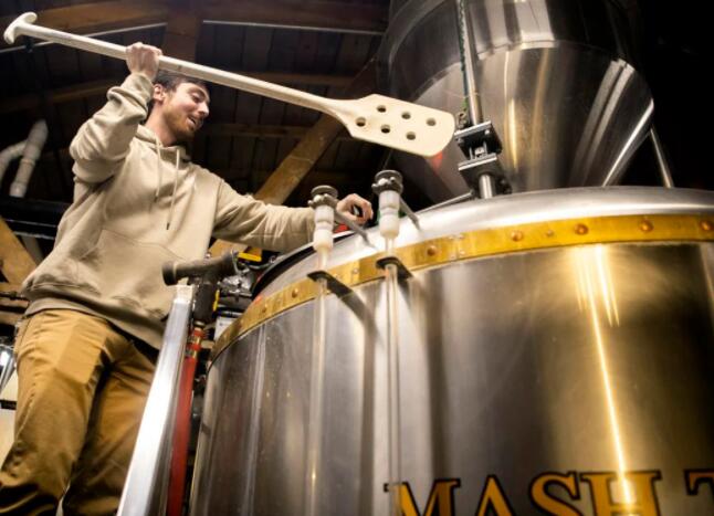 蒙大拿大学在Draft Works酿造科学啤酒