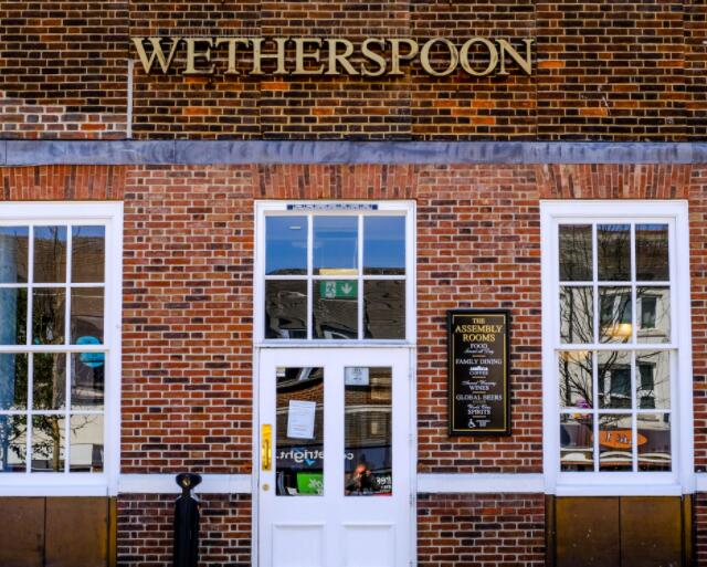 在酒吧连锁店与百威啤酒集团达成交易后Strongbow和John Smith's是将从Wetherspoon菜单中剔除的饮品之一