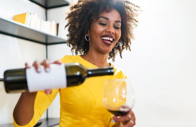新研究可能对喜欢在晚餐时喝一杯葡萄酒的人有好消息