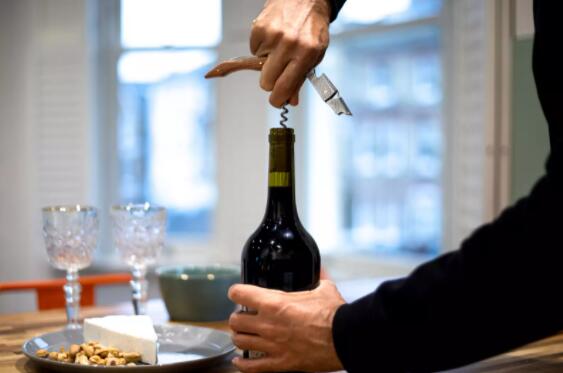 据专家介绍如何保持开瓶葡萄酒的新鲜度